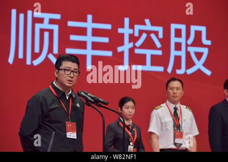 Wang Wei, Links, Vorsitzender und Gründer der SF Express, spricht während der Zeremonie der Firma auf der Shenzhen Stock Exchange in Shenzhen, Stockfoto