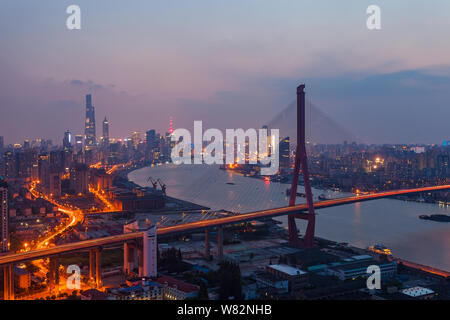 ------ Nacht Der yangpu Brücke über den Fluss Huangpu in Shanghai, China, 25. August 2016. Shanghai ist der höchste von fünf chinesischen Festland citi Stockfoto