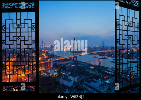 ------ Nacht Der yangpu Brücke über den Fluss Huangpu in Shanghai, China, 25. August 2016. Shanghai ist der höchste von fünf chinesischen Festland citi Stockfoto