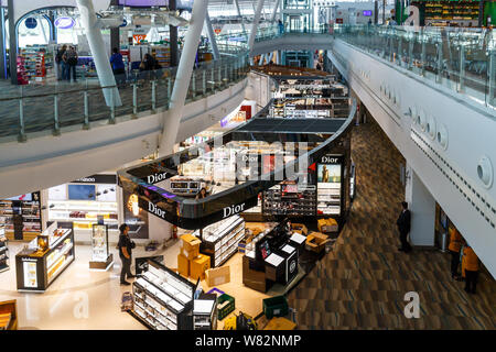 Phuket, Thailand - 9. November 2016: Duty Free Shopping in Phuket International Airport. Die Geschäfte sind ein Monopol von King Power run Stockfoto