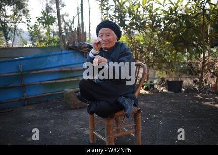 94-jährige Chinesin Zhang Hexian Praktiken kungfu und Martial Arts in Yin Xiang Gu Cheng Wen Yuan Dorf, Liyang Stadt, Ninghai County, Ningbo City, East C Stockfoto