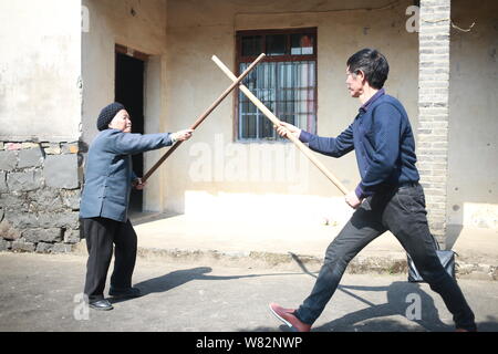 94-jährige Chinesin Zhang Hexian, Links, Praktiken kungfu und Martial Arts in Yin Xiang Gu Cheng Wen Yuan Dorf, Liyang Stadt, Ninghai County, Ningbo City, Stockfoto