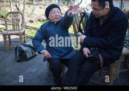 94-jährige Chinesin Zhang Hexian, Links, zeigt, Kung Fu und Martial Arts zu einem Journalisten in Yin Xiang Gu Cheng Wen Yuan Dorf, Liyang Stadt, Ninghai c Stockfoto