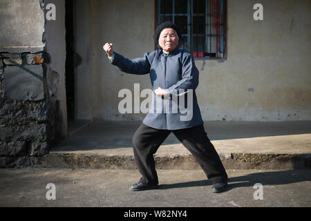 94-jährige Chinesin Zhang Hexian Praktiken kungfu und Martial Arts in Yin Xiang Gu Cheng Wen Yuan Dorf, Liyang Stadt, Ninghai County, Ningbo City, East C Stockfoto