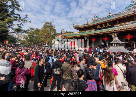 Touristen Menge Nanputuo Tempel oder Süden Putuo Tempel während der Spring Festival oder Chinesischen Neue Jahr (Jahr des Hahns) in Xiamen City, südöstlich Ch Stockfoto