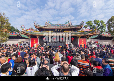 Touristen Menge Nanputuo Tempel oder Süden Putuo Tempel während der Spring Festival oder Chinesischen Neue Jahr (Jahr des Hahns) in Xiamen City, südöstlich Ch Stockfoto