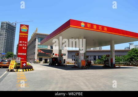 ---- Blick auf eine Tankstelle von PetroChina, eine Tochtergesellschaft der CNPC (China National Petroleum Corporation) in Chongqing, China, 11. Mai 2016. Die China Stockfoto
