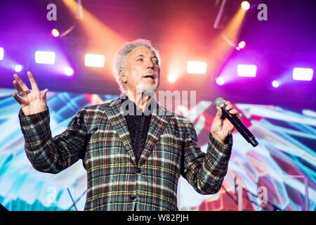 Die walisische Sängerin Sir Thomas John Woodward, bekannt unter seinem Künstlernamen Tom Jones, der während eines Konzerts in Hongkong, China, 25. Februar 2017. Stockfoto