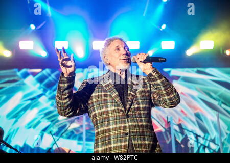 Die walisische Sängerin Sir Thomas John Woodward, bekannt unter seinem Künstlernamen Tom Jones, der während eines Konzerts in Hongkong, China, 25. Februar 2017. Stockfoto