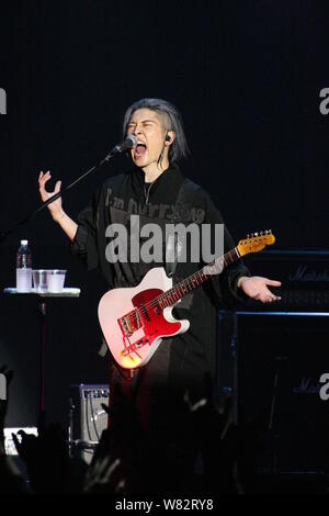 Japanische Sänger und Schauspieler Takamasa Ishihara, besser bekannt unter seinem Künstlernamen Miyavi bekannt, der während eines Konzerts in Taipei, Taiwan, 26. Februar 2017. Stockfoto