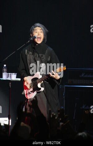 Japanische Sänger und Schauspieler Takamasa Ishihara, besser bekannt unter seinem Künstlernamen Miyavi bekannt, der während eines Konzerts in Taipei, Taiwan, 26. Februar 2017. Stockfoto