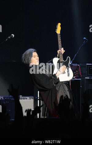 Japanische Sänger und Schauspieler Takamasa Ishihara, besser bekannt unter seinem Künstlernamen Miyavi bekannt, der während eines Konzerts in Taipei, Taiwan, 26. Februar 2017. Stockfoto