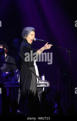 Japanische Sänger und Schauspieler Takamasa Ishihara, besser bekannt unter seinem Künstlernamen Miyavi bekannt, der während eines Konzerts in Taipei, Taiwan, 26. Februar 2017. Stockfoto