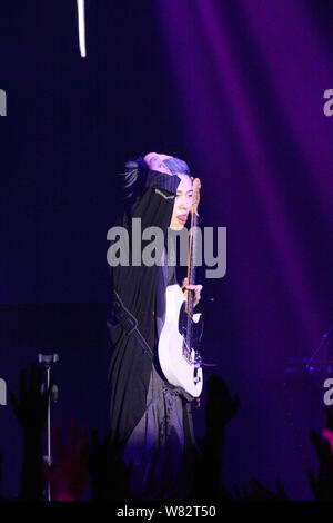 Japanische Sänger und Schauspieler Takamasa Ishihara, besser bekannt unter seinem Künstlernamen Miyavi bekannt, der während eines Konzerts in Taipei, Taiwan, 26. Februar 2017. Stockfoto