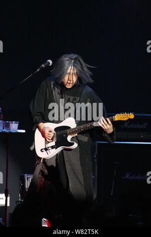 Japanische Sänger und Schauspieler Takamasa Ishihara, besser bekannt unter seinem Künstlernamen Miyavi bekannt, der während eines Konzerts in Taipei, Taiwan, 26. Februar 2017. Stockfoto