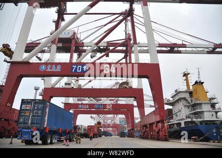 ---- Nutzfahrzeuge Transportbehälter im Ausland im Hafen von Qingdao in Qingdao Stadt versandt, der ostchinesischen Provinz Shandong, 20. April 2016. Die Stockfoto