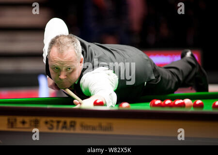 John Higgins von Schottland spielt einen Schuß zu Mark Allen in Nordirland in der ersten Runde im Jahr 2017 Dafabet Masters snooker Turnier Stockfoto