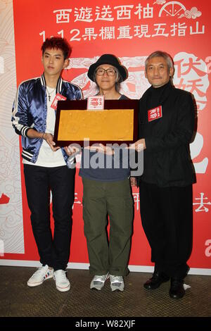 (Von links) Chinesische Schauspieler Wu Yifan, Hong Kong Schauspieler Stephen Chow und Regisseur Tsui Hark einer Pressekonferenz für ihren Film "Die Reise nach Westen teilnehmen Stockfoto