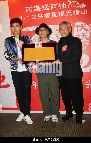 (Von links) Chinesische Schauspieler Wu Yifan, Hong Kong Schauspieler Stephen Chow und Regisseur Tsui Hark einer Pressekonferenz für ihren Film "Die Reise nach Westen teilnehmen Stockfoto