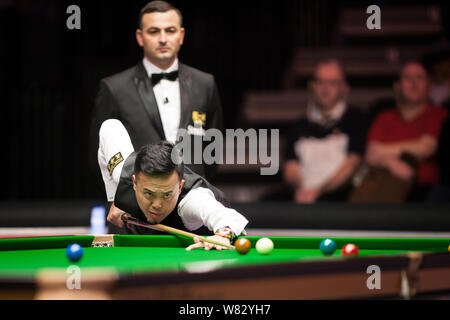 Marco Fu von Hong Kong spielt einen Schuß zu Judd Trump von England in der ersten Runde im Jahr 2017 Dafabet Masters snooker Turnier in London, U Stockfoto