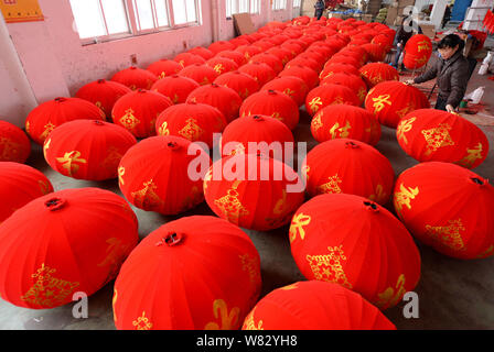 Chinesische Arbeiter prüfen rote Laternen für die kommenden chinesischen neuen Jahres, auch als das Frühlingsfest an einer Laterne Fabrik in Hefei City bekannt, südlich Kinn Stockfoto