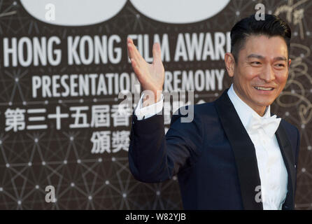 ---- Hong Kong Sänger und Schauspieler Andy Lau kommt auf den roten Teppich für die Siegerehrung der 35th Hong Kong Film Awards in Hongkong, 3. Stockfoto