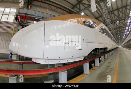 Die CR 400 BF Multi-unit-CRH (China Railway High speed) Bullet Train von crrc Changchun Railway hergestellten Fahrzeuge abgebildet ist bei einer Wartung Statio Stockfoto