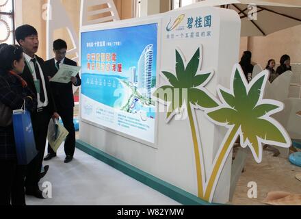 ---- Chinese Eigenheimkäufer besuchen Sie den Stand der Chinesischen Immobilienentwickler Country Garden während einer Immobilienmesse in Peking, China, 11. April 2013. Stockfoto