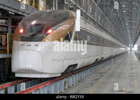 Die CR 400 BF Multi-unit-CRH (China Railway High speed) Bullet Train von crrc Changchun Railway hergestellten Fahrzeuge abgebildet ist bei einer Wartung Statio Stockfoto