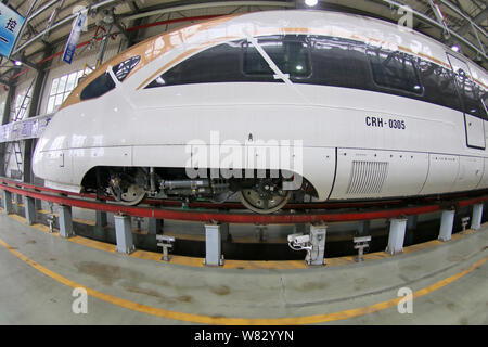 Die CR 400 BF Multi-unit-CRH (China Railway High speed) Bullet Train von crrc Changchun Railway hergestellten Fahrzeuge abgebildet ist bei einer Wartung Statio Stockfoto