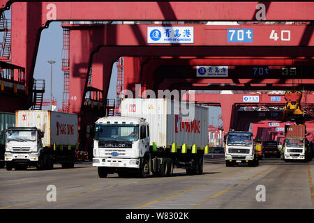 ---- Nutzfahrzeuge Transportbehälter im Ausland im Hafen von Qingdao in Qingdao Stadt versandt, der ostchinesischen Provinz Shandong, 15. Februar 2016. T Stockfoto