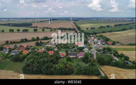 Carzig, Deutschland. 04 Aug, 2019. Das kleine Dorf Carzig mit vielen Windkraftanlagen im Hintergrund (Luftbild mit einer Drohne). (Die "energy Revolution kommt zum Stillstand - Bürger protestieren gegen Windkraftanlagen") Credit: Patrick Pleul/dpa-Zentralbild/dpa/Alamy leben Nachrichten Stockfoto