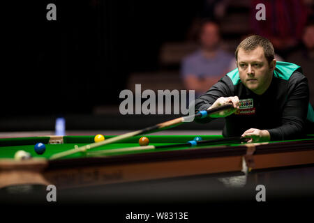 Mark Allen in Nordirland spielt einen Schuß zu John Higgins von Schottland in ihrer ersten Runde während der 2017 Dafabet Masters snooker Turnier Stockfoto