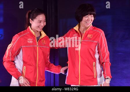 Head Coach Jenny Lang oder Lang Ping, rechts, und Wei Qiuyue des Chinesischen Nationalen Volleyballerinnen besuchen eine Werbeveranstaltung für Budweiser an Stockfoto