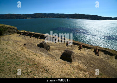 NIEBLA, CHILE - Februar 2, 2016: Kanonen der Niebla Festung mit Blick auf die valdivia Fluss am 2. Februar 2016 in Niebla, Chile Stockfoto