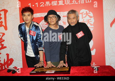 (Von links) Chinesische Schauspieler Wu Yifan, Hong Kong Schauspieler Stephen Chow und Regisseur Tsui Hark einer Pressekonferenz für ihren Film "Die Reise nach Westen teilnehmen Stockfoto