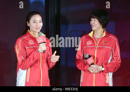 Head Coach Jenny Lang oder Lang Ping, rechts, und Wei Qiuyue des Chinesischen Nationalen Volleyballerinnen besuchen eine Werbeveranstaltung für Budweiser an Stockfoto