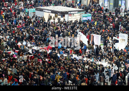 Eine Masse von chinesische Passagiere warten Züge am Bahnhof Shanghai Hongqiao, wie sie auf ihrem Weg zurück nach Hause für das kommende Frühjahr fest sind Stockfoto