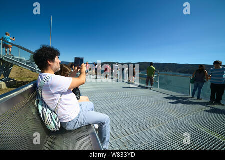 NIEBLA, CHILE - Februar 2, 2016: Nicht identifizierte Person, Foto mit Handy am Aussichtspunkt von Fort von Niebla, Chile am 2. Februar 2016 Stockfoto