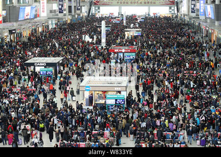 Eine Masse von chinesische Passagiere warten Züge am Bahnhof Shanghai Hongqiao, wie sie auf ihrem Weg zurück nach Hause für das kommende Frühjahr fest sind Stockfoto
