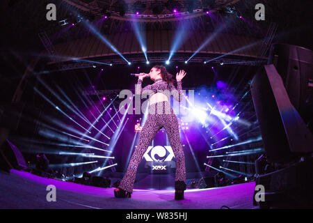 Englische Sängerin Charlotte Emma Aitchison, besser bekannt unter ihrem Künstlernamen Charli XCX bekannt, führt während der Spring Festival Gala der Jiahao Gruppe in Sh Stockfoto