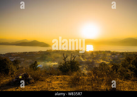 Landschaft der Sonnenuntergang am Lugu See in Ninglang County, im Südwesten der chinesischen Provinz Yunnan, 20. März 2015. Honghe der Hani Reisterrassen im Südlichen Yun Stockfoto