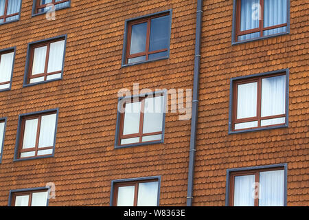 PUERTO VARAS, CHILE - November 11, 2015: Detail der Fassade des Radisson Hotel entlang del Salvador Straße in Puerto Varas, Chile Stockfoto