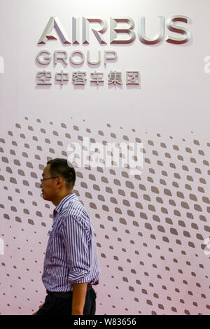 ---- Ein Besucher an den Stand der Airbus Gruppe während der 11. internationalen Luft- und Raumfahrt China Ausstellung, auch als Airshow Ch bekannt Stockfoto