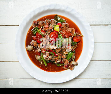 Herzmuscheln Salat/heiß und würzig Schalentiere Blut herzmuscheln Salat Mix Gemüse Tomaten Kräuter und Gewürze im thailändischen Stil Essen Stockfoto