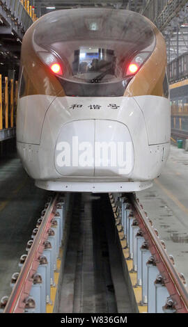 Die CR 400 BF Multi-unit-CRH (China Railway High speed) Bullet Train von crrc Changchun Railway hergestellten Fahrzeuge abgebildet ist bei einer Wartung Statio Stockfoto