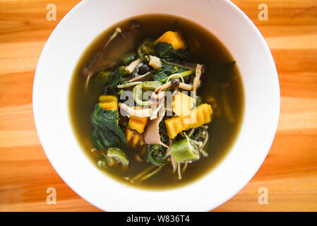 Pilzsuppe Kräuter und Gewürze Zutaten der thailändischen Küche serviert auf Schüssel/Mix verschiedener Arten von Pilzen tradition Nordosten essen Isaan köstlich mit veg Stockfoto