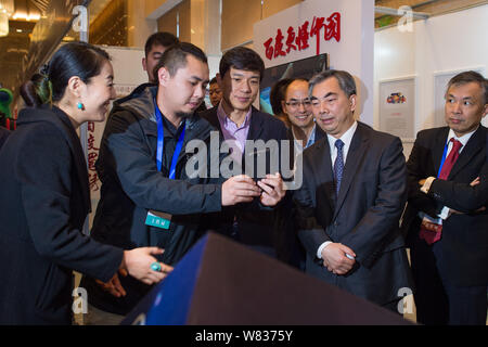 Robin Li Yanhong, Mitte, Vorsitzender und CEO von Baidu, Besuche während der Ausstellung der 2016 chinesischen kulturellen Industrie Gipfel, auch die erste Kultur Stockfoto