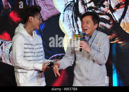 Hong Kong Kung Fu Star Jackie Chan, rechts, und Chinesische Sänger und Schauspieler Huang Zitao, besser bekannt als Z TAO, nehmen an einer Pressekonferenz ihre zu fördern. Stockfoto