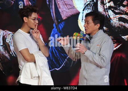 Hong Kong Kung Fu Star Jackie Chan, rechts, und Chinesische Sänger und Schauspieler Huang Zitao, besser bekannt als Z TAO, nehmen an einer Pressekonferenz ihre zu fördern. Stockfoto